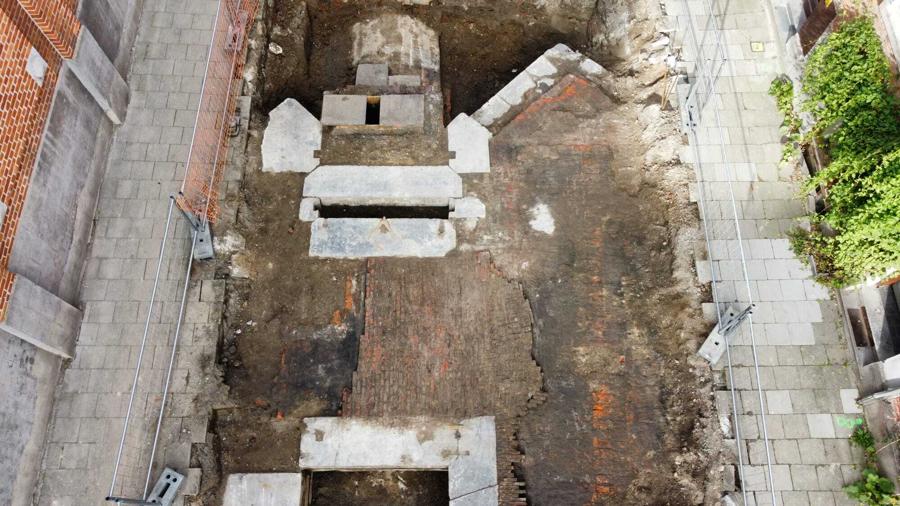 Luchtopname van een archeologisch vooronderzoek in stedelijke context in Vlaanderen